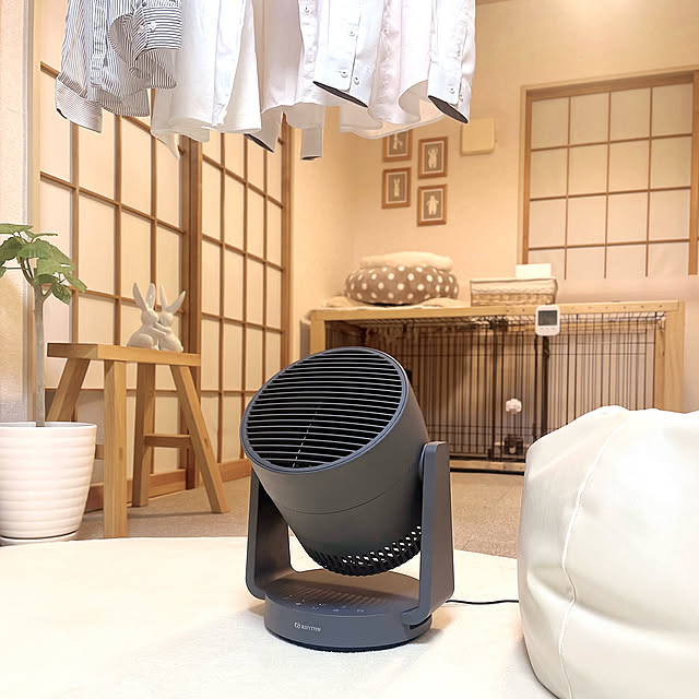 Overview,部屋干し対策,部屋干し,サーキュレーター,ナチュラルインテリア,RHYTHM,くらしのリズムを整える,夏の暮らし準備,リズムのファン,リズムのサーキュレーター,SilkyWindcirculator,2重反転ファンサーキュレーター,夏の暮らし準備2025,大風量サーキュレーター,首振りファン,リズムRHYTHM,ダークグレー家電,タイマー付きサーキュレーター,風量6段階,Silky Wind Circulator rinoの部屋