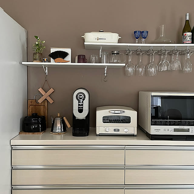 Kitchen,クリスマスローズ,お花のある暮らし,ル・クルーゼ,レデッカーブラシ,ポトス,グリーンのある暮らし,ワイングラス,ワイングラスホルダー,ブルーノホットプレート,アラジンコーヒーブリュワー,アラジングラファイトトースター,コーヒーのある暮らし,ウォールシェルフDIY yuminnieの部屋