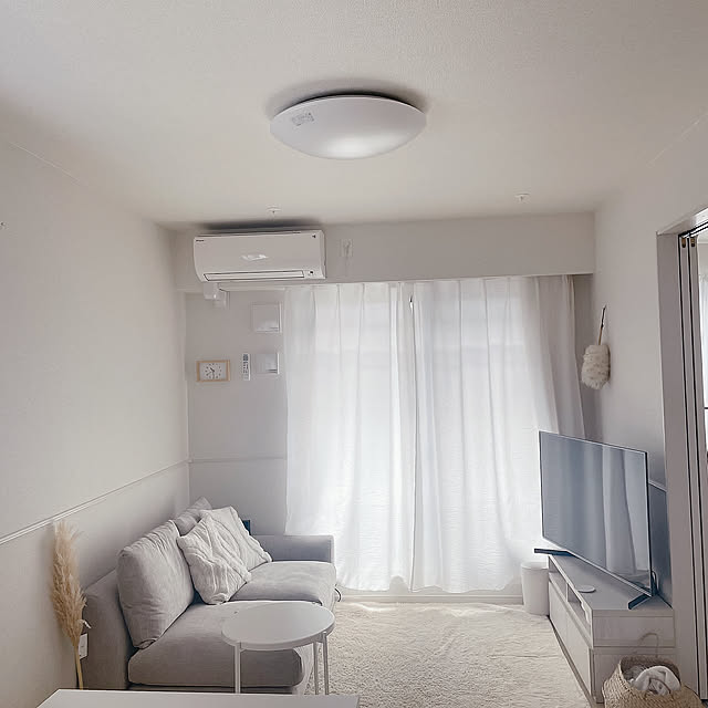 Lounge,IKEA,雑貨,ダイニングテーブル,北欧,花瓶,ニトリ,シンプル,ホワイトインテリア,北欧インテリア,ホワイト,新築,韓国,パンパスグラス,白グレーが好き,韓国インテリアに憧れる,韓国インテリア風 o2o1.e1-m1の部屋