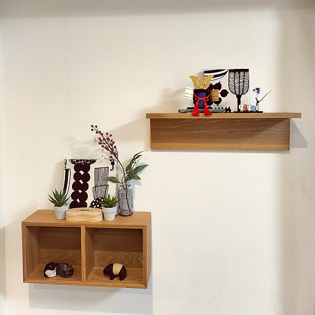 On Walls,こどもの日,築古マンション,100均大好き,低予算リノベーション,兜,ディスプレイ棚,季節小物,南天,フェイクフラワー,フラワーベース,花瓶,セリア,100均アイテム,イベント参加中,ニトリウォールシェルフ,フェイクグリーン,鯉のぼりの置物,ミニチュア,マリメッコ ファブリックパネル,ファブリックパネル,手作り,ポレポレ動物,紙粘土ネコ,nobiko先生,白黒好き,差し色は赤,3COINS,髭ケース,猫と暮らす,紙製の兜,ミニチュア雑貨 hihaの部屋