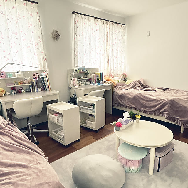 Bedroom,姉妹の部屋,姉妹,子ども部屋 女の子,子ども部屋,クッション,毛布になる掛け布団カバー,ラグ,丸テーブル,カーテン,椅子,勉強机,デコホーム,ニトリ,好きなインテリアブランド yunyumの部屋