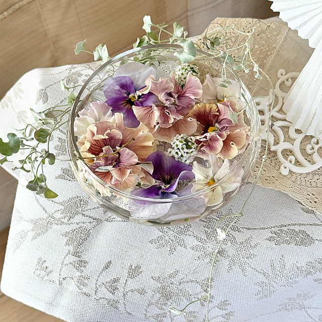 My Desk,天使さんのキャンドル,お庭で咲いたお花,フランスのキッチンクロス,seriaさんのフラワーベース,ガラス花瓶,フラワーベース,お気に入り♡,いつもいいね♡コメありがとうございます♡,私流,私らしく,お花大好き♥,花のある暮らし Chigusaの部屋