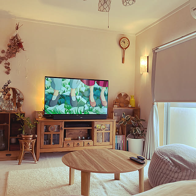 Lounge,間接照明,円卓,テレビ周り,雨の日,ロールカーテン,癒しスペース,ふたり暮らし,心地よい暮らし,穏やかな日常に感謝,記録用,古い賃貸,古家具 kurokoの部屋