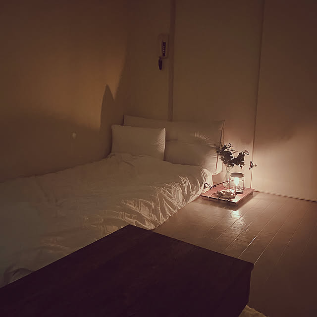 ゆるミニマリスト,ミニマリストの部屋,寝る前のひととき,ヘッドボードクッション,読書タイム,リラックスタイム,間接照明のある暮らし,夜の部屋が好き,本当に必要なモノ,一人暮らし,ミニマリスト,いい感じ♡,シンプルに飾る,アロマワックスウォーマー,すっきり暮らしたい,お気に入り,ベッドサイドの灯り,落ち着く空間作り,6畳1K,アロマライト,アロマのある暮らし,シンプルな生活,模様替え後,スッキリ暮らす,シンプルにしたい,なんだか落ち着く,Overview Yura_Kの部屋