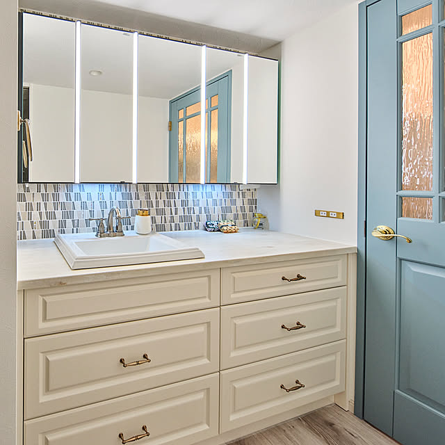 Bathroom,KOHLER,タイル洗面台,框扉,造作洗面台,LIXILミラー,洗面ミラーキャビネット,洗面所,LIXIL,海外インテリア,海外インテリアに憧れる,リノベーションマンション,マイホームインテリア,部屋づくりを楽しむ,フレンチシック ymの部屋