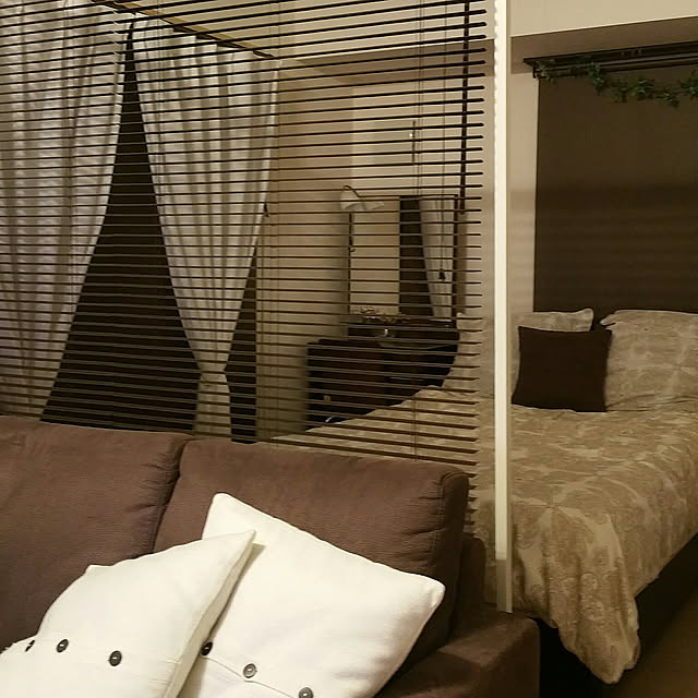 Bedroom,スッキリ暮らす,間接照明,賃貸マンション,賃貸でも楽しく♪,ホテルライクにしたい,ベッドカバー,クッション,パーテーションを仕切りに,ひとり暮らしをとことん楽しむ！,観葉植物,インテリアオフィスワン popoの部屋