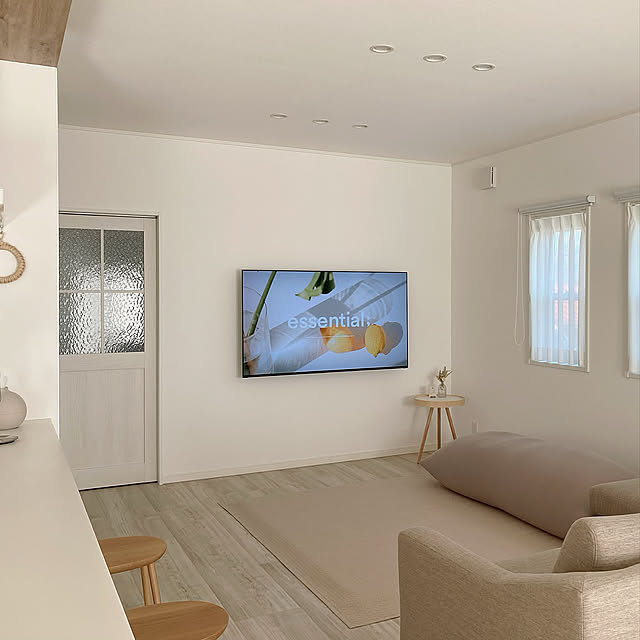 くすみカラー,チェスナットの床,ラシッサDフロア,ベージュソファー,カウチソファー,ヨギボーマックス,ヨギボー,壁掛けテレビ,ナチュラルインテリア,シンプルインテリア,ベージュ×ホワイト,ベージュ,ベージュインテリア,シンプルな暮らし,Lounge mの部屋