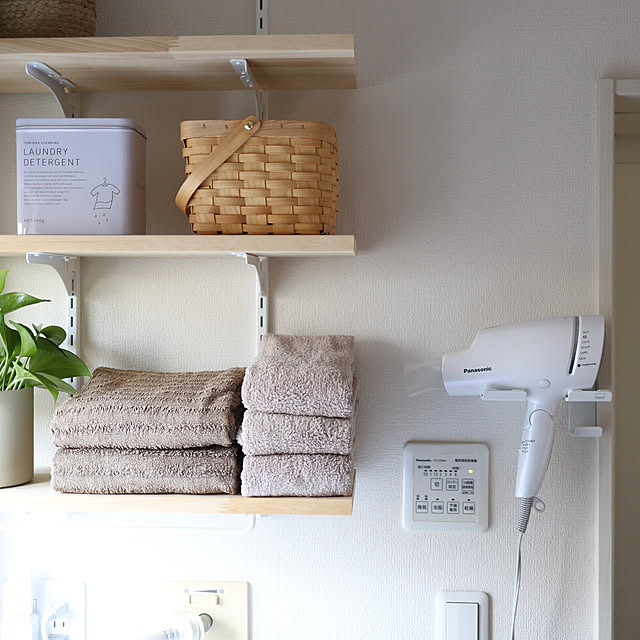 Bathroom,シンプルインテリア,towerシリーズ,ドライヤー,ドライヤー収納,タオル置き場,洗濯機周り,DIY,可動棚,インテリア,北欧,ランドリールーム,洗面所,タオル収納,ドライヤー置き場,シンプル,ナチュラル,洗濯機の上 tomoccoの部屋
