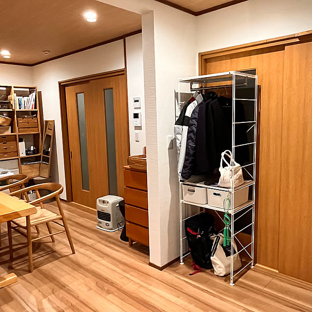 My Shelf,木目天井クロス,制服収納,なわとび,通学・通園グッズ収納,スチールユニットシェルフ,リビング学習,無印良品 収納,かばん置き場,やわらかポリエチレンケース,バッグ・上着 置き場,置き場所問題,リフォーム後,床暖房ぬくぬく,天然木のダイニングテーブル Attaの部屋