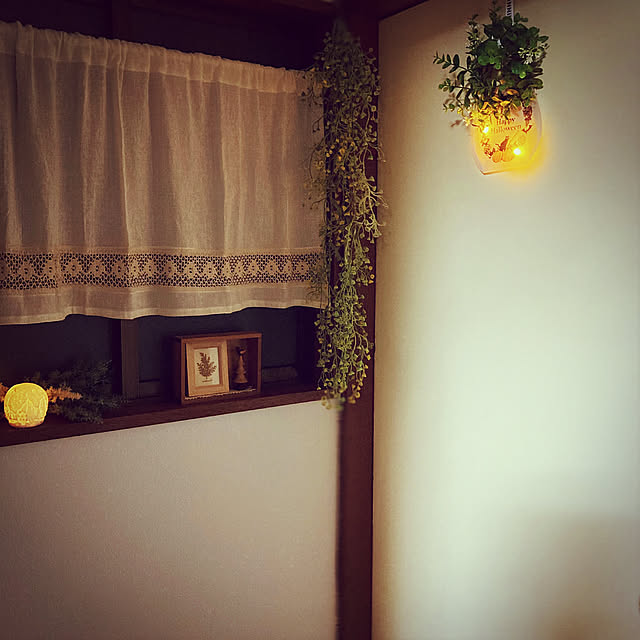 階段上の小窓,セリアの雑貨,ダイソーのカフェカーテン（200円商品）,フェイクグリーン,ハロウィンデコレーションペーパーライト,100均,LEDライト,昭和の家,築38年,イベント参加,LEDライトオブジェ,東西に長い家,参道沿いに建つ家,On Walls,バードコール mommyの部屋