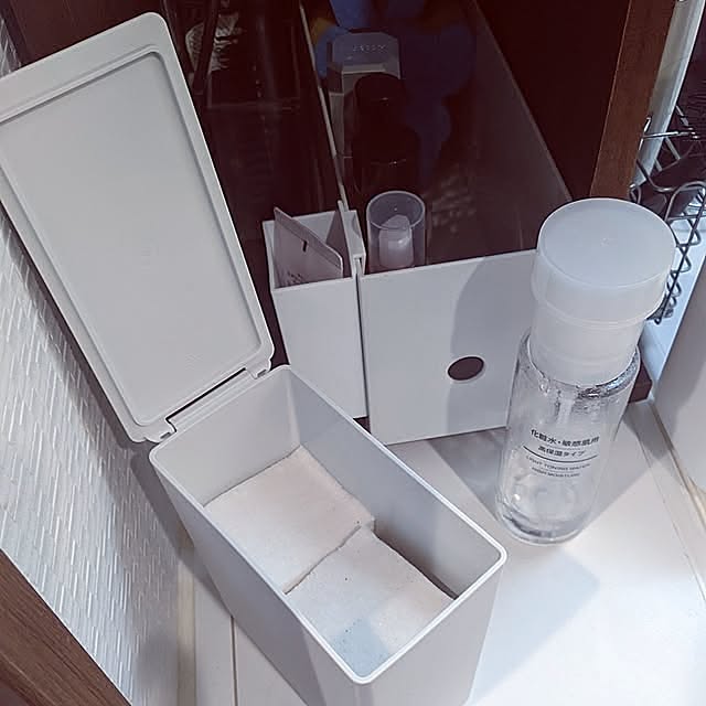 Bathroom,おすすめアイテム,洗面所,洗濯機周り,洗濯ネット,両面使える洗濯ネット,ループ,靴下の洗濯,バスタオルの洗濯,化粧水,コットン,ゴミ箱,ファイルボックスハーフ,ファイルボックス,化粧品収納,脱衣所,ポリプロピレン,洗濯の工夫,洗濯ネットに入れて洗濯機へ,靴下入れ,マンション暮らし,フック,突っ張り棒,フックにかけて,洗濯機,洗濯物,日用品,カットコットン,100円ショップ,暮らしのヒント mi-saの部屋