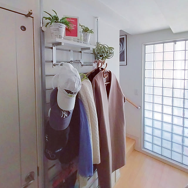 Entrance,コートハンガー,ツッパリ式,キャップ,マフラー,可動式棚,フック,狭いスペースを有効活用,ディノス,ガラスブロック,フェイクグリーン,シルバー,籐のハンガー jinの部屋