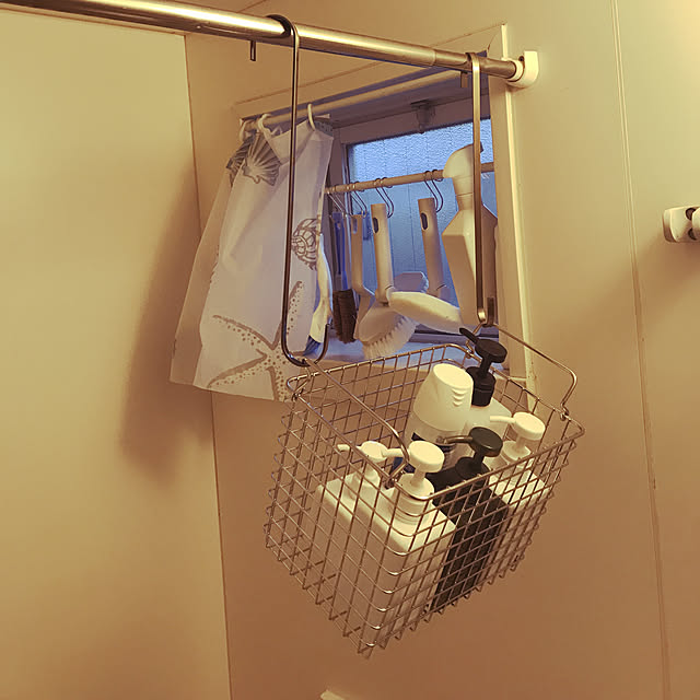 Bathroom,シャワーカーテンで目隠し,無印のカゴ,ワイヤーかご,吊るす収納,無印良品,いいね&コメント喜びます♥,コメント嬉しいです♪ emyk1115の部屋