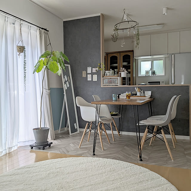 Lounge,壁紙,壁紙屋本舗,ダークコンクリートの壁紙,コンクリートが好き,黄色のリース,ナチュラルインテリア,カフェ風インテリア,ウンベラータ,スリコ雑貨,Salut!の雑貨,イケヒコラグ,ヘリンボーン風の床 HIROMINの部屋