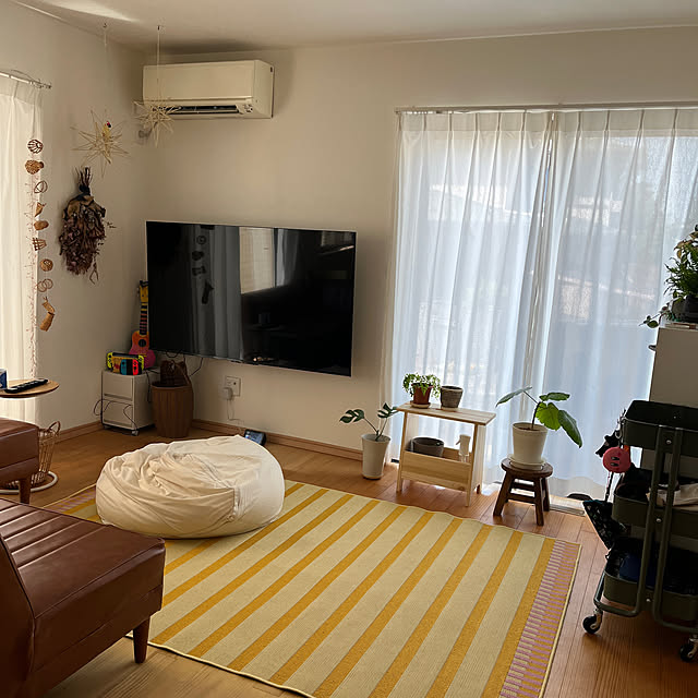 夏ラグ,ウンベラータ,姫モンステラ,グリーンのある暮らし,狭小住宅,IKEA,ドライフラワー,無印良品,狭小を楽しむ,無印,ビーズクッション,Overview,壁掛けテレビ,収納,こどもと暮らす。,片付けやすい部屋づくり,ラグ hiroの部屋