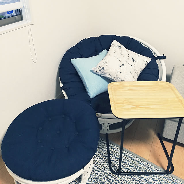 Lounge,ダイソー,シンプルインテリア,シンプルな暮らし,クッションカバー,大理石風,ホワイト×ブルー,ホワイト,無印良品,タモ材トレー,スチールトレースタンド soramameの部屋