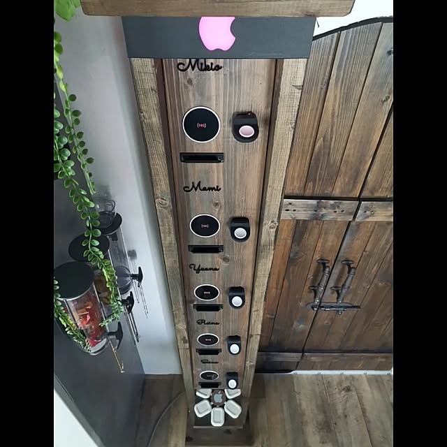 Bedroom,ダイソー,DIY,iPhone,2×4,Apple Watch,すっきり暮らす,ワイヤレス充電,置くだけ充電,カフェ板,airpods,乳白色アクリル板 mmyrsの部屋