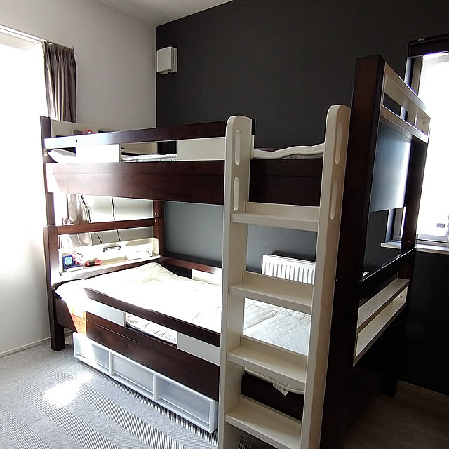 Bedroom,デッドスペース,二段ベッド,2階子ども部屋,男子部屋,アクセントクロス 黒,ベッドの下の引き出し収納 totoの部屋