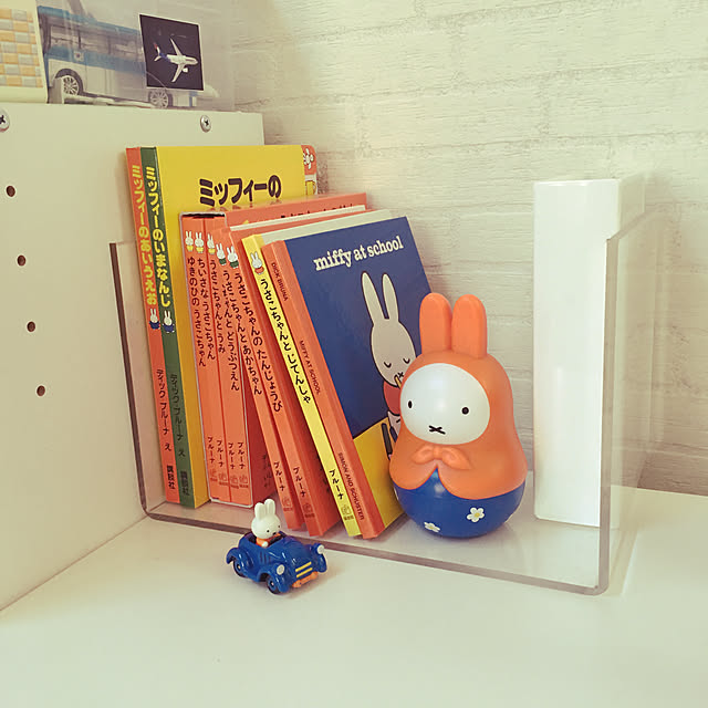 My Shelf,アクリルスタンド,無印良品,本を並べる,本を飾る,うさこちゃん,ミッフィー,IGやってます,IG→tanari_nu,スマホで撮影,ありのままの我が家,子どものいる暮らし,好きなものに囲まれて暮らす,ズボラ主婦,アクリル仕切棚,可愛い本は見せる収納,人に見せたくなる収納,テレビ横のディスプレイスペース,本棚ディスプレイ,本棚 tanari_nuの部屋