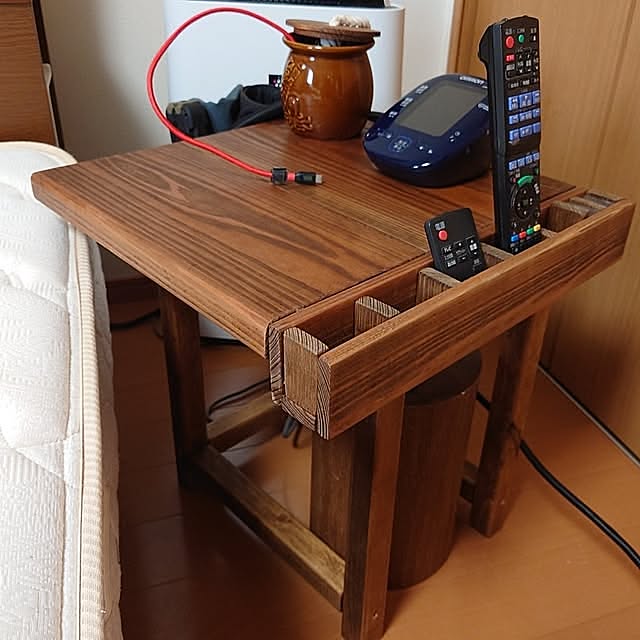 Bedroom,ナイトテーブル,サイドテーブル,DIY,ワトコオイル,ペットと暮らす,猫対策,ケーブル収納,USBケーブル収納 carbonaraの部屋
