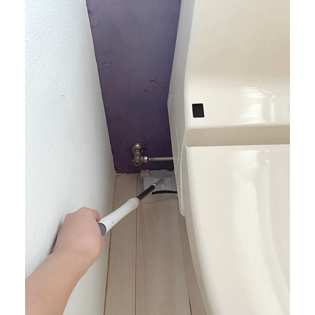 トイレ掃除のココが苦手 を解決 ラクな姿勢で隅々までキレイにできる 2つの便利アイテム Roomclip Mag 暮らしとインテリアのwebマガジン