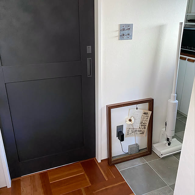 パントリー入り口,パントリー,ヴィンティア,LIXIL,トグルスイッチ,サンワカンパニータイル,フロアタイル,BALMUDA The Cleaner,BALMUDA,パーケットフローリング,スクールパーケット,パーケット,On Walls,JIMBO tbtt7ejの部屋