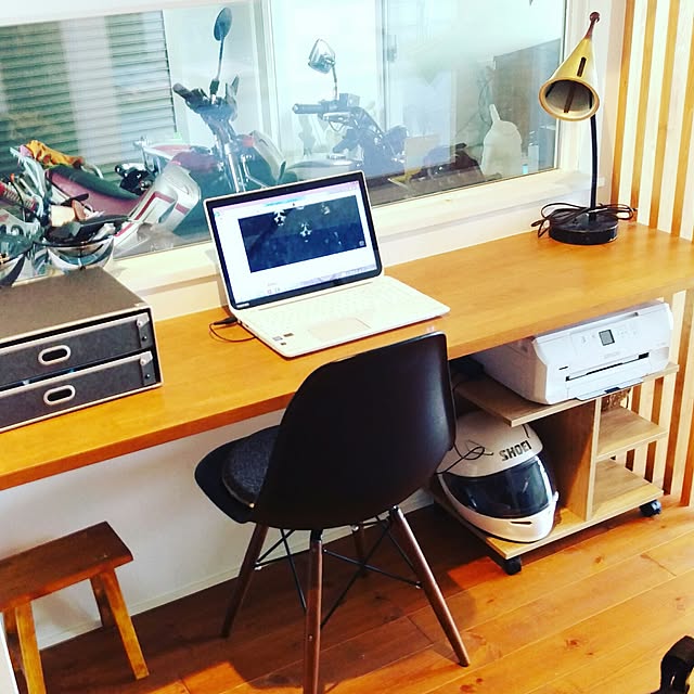 My Desk,窓,バイクを楽しむ家,注文住宅,新築,平屋,ガレージハウス,シンプルライフ,シンプルインテリア,バイクガレージ,平屋のガレージハウス,持たない暮らし,見せる収納,バイク好き,照明,パソコンデスク,パソコンスペース,プリンター置き場 flat_house_japanの部屋