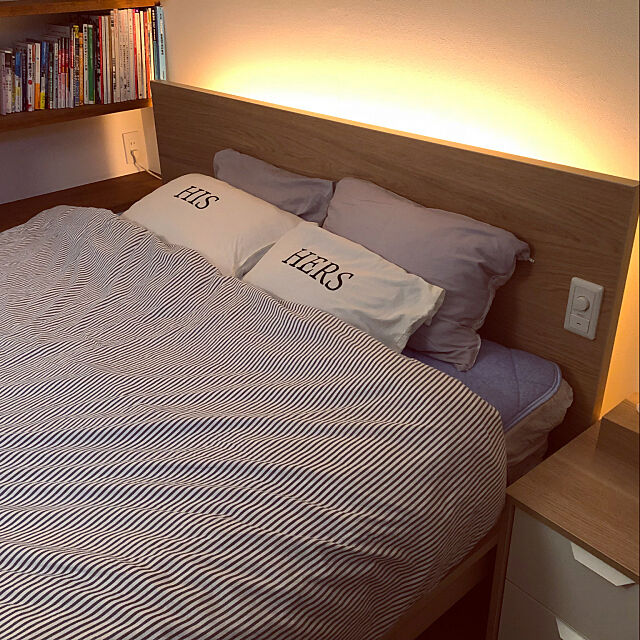 Bedroom,本棚,ニトリ,シンプルモダン,グレーが好き,しろが好き,シンプル,IKEA,間接照明,造作棚 t.mの部屋