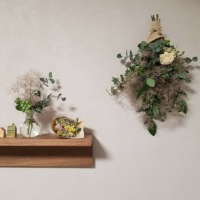 優しい色合いにキュン ふわふわシルエットが魅力のスモークツリーの飾り方 Roomclip Mag 暮らしとインテリアのwebマガジン