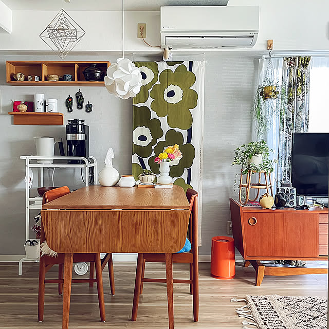 My Desk,ダイニングテーブル,IKEA,新生活,ワンルーム,北欧インテリア,ひとり暮らし,賃貸インテリア,お花のある暮らし,植物のある暮らし,好きなものに囲まれた暮らし,無印良品,マリメッコ,タペストリー,unico,北欧ヴィンテージ,ミックスインテリア,壁に付けられる棚 hitomiの部屋
