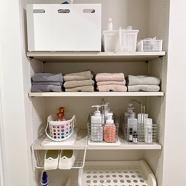 Bathroom,バスタオル収納,ハーフバスタオル,お風呂スリッパ,watts(100均),銭湯スタイル,ニトリ,ダイソー 珪藻土マット,可動棚,収納棚,脱衣所,お風呂,一軒家,こどもと暮らす,4人暮らし,100均,注文住宅,スリムバスタオル,ランドリーバスケット asuの部屋