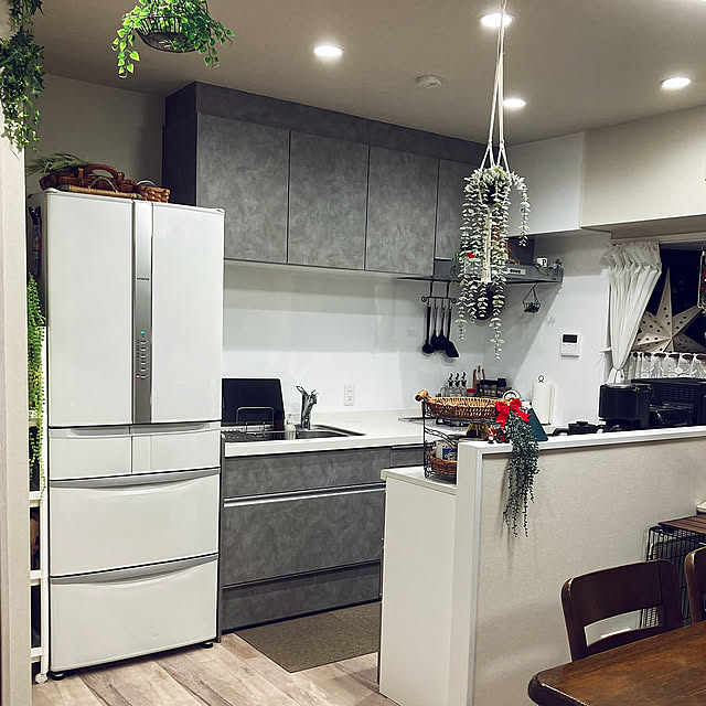 Kitchen,2枚投稿です♡,グレー,ブラック,フェイクグリーン,ブラック家電,アイアン雑貨,籐のかご,LIXILキッチン,LIXIL,グレーインテリア,クリスマス,キッチンカウンター,ナチュラルキッチン,キッチン雑貨 madamkaoriの部屋