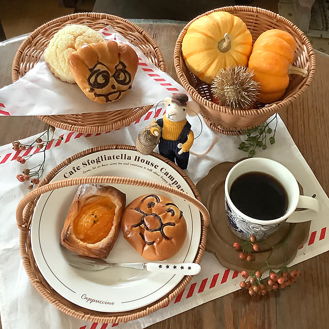 My Desk,ライティングビューロー,椅子,ダイニングチェア,ダイニングテーブル,3COINSランチョンマット,ランチ,おうちカフェ,マグカップ,パン,アラビアパストパストラリーマグカップ,ノイバラの実,StudioCLIPねずみのオーナメント,3COINSラタンケーキスタンド,3COINS,3COINSラタン持ち手付きバスケット,3COINSラタンかごスタンド,好きなインテリアブランド,オブジェ,ディスプレイ,ハロウィン,癒し,秋,いいね＆フォローありがとうございます♡ taeの部屋
