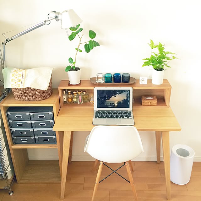 My Desk,メイクコーナー,artemide,デスク,賃貸,観葉植物,一人暮らし,北欧,無印良品,グリーン,kivi,イッタラ kivi,無印良品 棚,照明,時計,目覚まし時計,brown,ゴミ箱,ideaco mangomilkの部屋