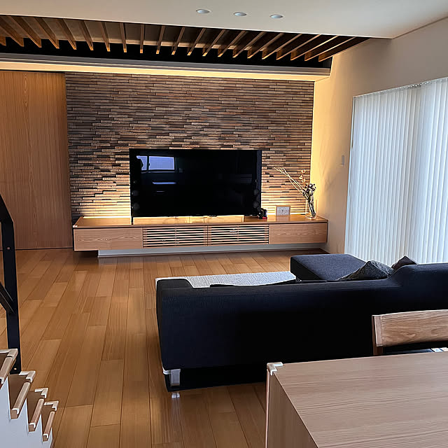 Lounge,お部屋を広く見せる工夫,間接照明,フラワーアレンジメント,注文住宅,シンプルが好き,タイル壁,子どもと暮らす,男の子3人,ドライフラワー,掃除しやすい部屋づくり,フランネルソファ,シンプルインテリア,すっきり暮らす,子供のいる暮らし,照明のある暮らし,造作のテレビボード,造作のダイニングテーブル,ダイニング Sakaの部屋