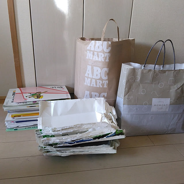 Lounge,いいね&フォローありがとうございます☆,ていねいに暮らす,4LDK,ずぼら主婦,マンション,おうち時間,こどもと暮らす。,5人家族,プリント類,教科書やノート,リビングダイニング,幼稚園リサイクルします,牛乳パック,こんまりん観ながら,独り言,凄い量,お兄さん問題 tomo3の部屋