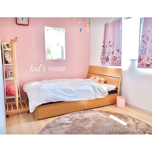Bedroom,円形ラグ,ニトリのラグ,ニトリのカーテン,ピンクの壁,娘の部屋,子ども部屋 nekomusumeの部屋