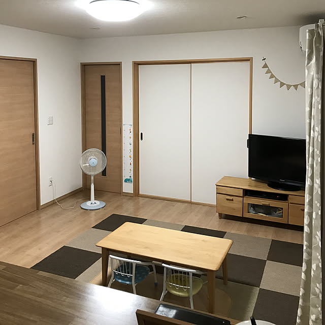 Lounge,YAMAZENさんの扇風機,ニトリのタイルカーペット,ガーランド,こどものいる暮らし mitoの部屋