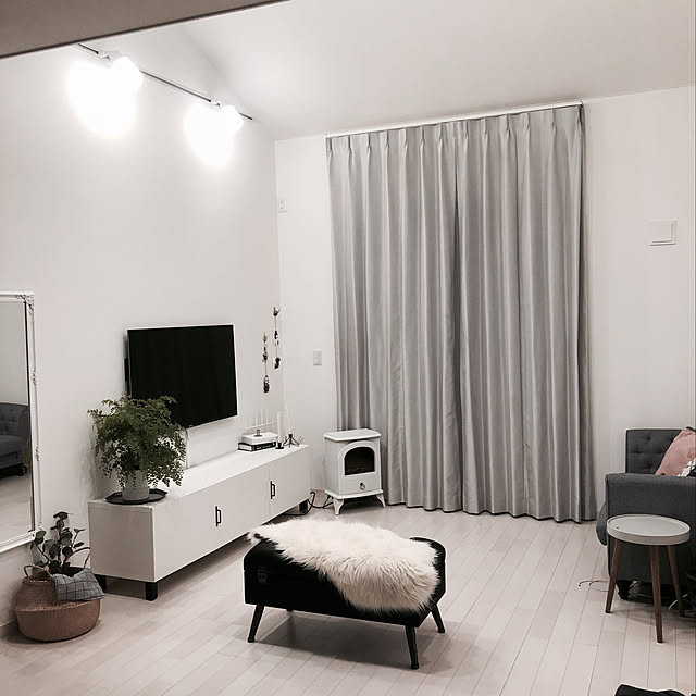 Overview,アジアンタム,スツール,海外インテリアに憧れて♡,一戸建,モノトーン,小さいお家,もたない暮らし,H&M HOME,プチプラが好き,ホワイトインテリア,ムートンラグ,IKEA,ウォールミラー,白い床,バスケット,白黒グレー,ニトリ,ラグ洗濯中,狭いリビング,シンプルライフ Emiの部屋