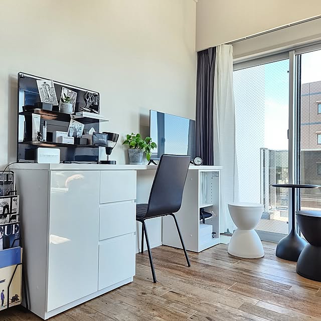Bedroom,観葉植物,スツール,サイドテーブル,ニトリ,インテリアグリーン,ポトス,tower,賃貸インテリア,金のなる木,タワー,モノトーンインテリア,ポルテ,一人暮らしインテリア,キッチン自立式スチールパネル,ミドルボード　オープン,ミドルボード　ドア引出し,ミドルボード　天板180,ダイニングチェア　クーボ3,一人暮らし,シンプル,マグネット収納 love1017の部屋