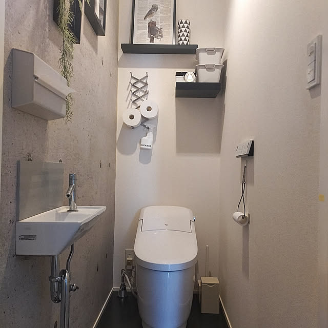 Bathroom,DIY,壁紙DIY,コンクリート風壁紙,モノトーンインテリア,グレーインテリア,ホテルライクインテリア,トイレットペーパー収納,ペーパータオルホルダー,IKEA,収納棚,アート用飾り棚,鍋蓋オーガナイザー,LIXILトイレ,セルフリノベーション,Before irieriの部屋