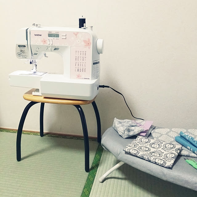 On Walls,和室,和室で作業,ミシン,スツール,隅っこ,ハンドメイド,ハンドメイドポーチ,ポーチ,ティッシュケース,ペッタンコポーチ,Lisa Larson,ライオン柄,ダマスク柄,賃貸マンション,賃貸暮らし,賃貸,和室の壁 suzuの部屋