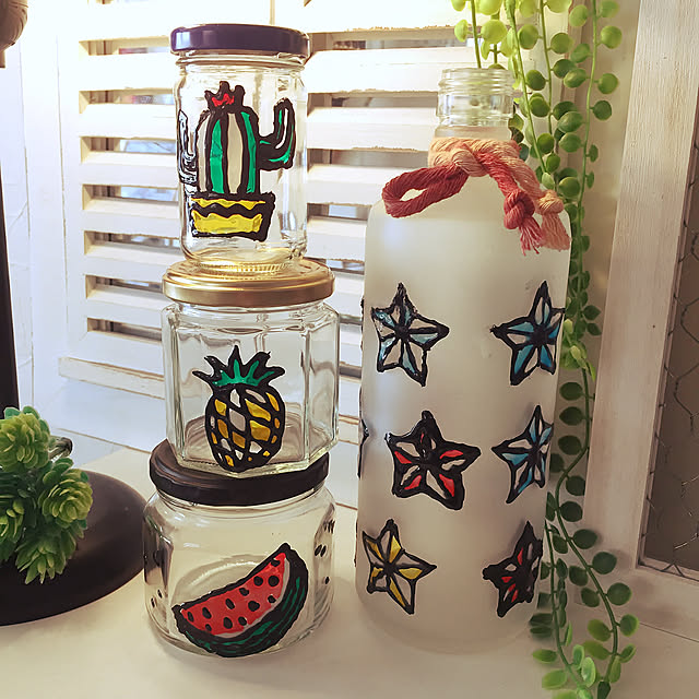 My Shelf,リメイク,手書き,書いただけ,ほし,スイカ,サボテン,パイナップル,ガラス絵の具,ダイソー,イラスト手書き,空き瓶リメイク,空き瓶,10000人の暮らし,お金をかけずにインテリア,しただけ UD-mamaの部屋