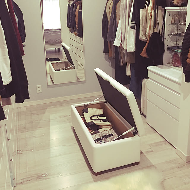 Bedroom,バッグ収納,WIC,ウォークインクローゼット,ディノス家具,ホワイトインテリア,収納つきスツール,ホワイトオークの床,ムートン cocoelleの部屋