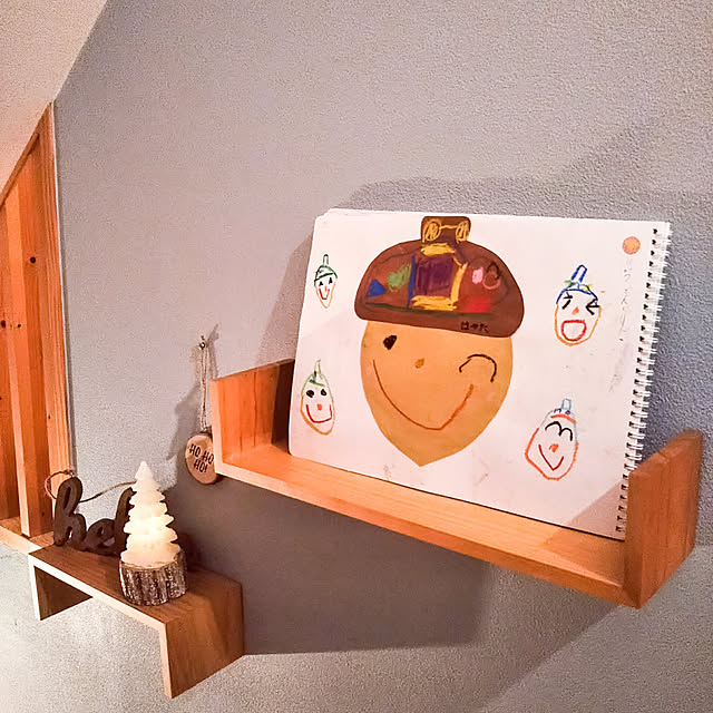 My Shelf,コの字家具・コの字ラック,階段の壁,壁面ディスプレイ,季節のディスプレイ,壁紙塗装,ブルーグレーの壁,ニトリ,ウォールシェルフ,salut!,3COINS,子供の作品 irieriの部屋
