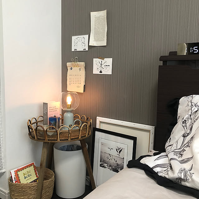 ラタン家具,アクセントクロスグレー,ポストカード,ポスター,IKEA 照明,IKEA,ダミーブック,サイドテーブル,寝室,小物収納,Bedroom,リリカラ壁紙,Mahoちゃんのキャンドル doremiの部屋