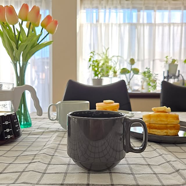 観葉植物,マグカップ,ダイニングテーブル,出窓,マンション,ニトリ,モダン,テーブルクロス,おうちカフェ,ホットケーキ,冬,チューリップ,コーヒー,ハリオ,ダイニングチェア,HARIO,フェイクフラワー,おやつ時間,ハリオコーヒーサーバー,綺麗にスタッキングできるマグ,RoomClipショッピング,綺麗にスタッキングできるお皿,花瓶,フラワーベース,My Desk love1017の部屋