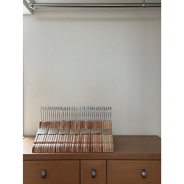 On Walls,ズボンハンガー,節あり木製ハンガー,無印良品,わが家の夏のキロク,100均,セリア,暮らし,暮らしを楽しむ,おうち時間,日々の暮らし,雑貨のある暮らし,instagram nono.0129 nono.0129の部屋