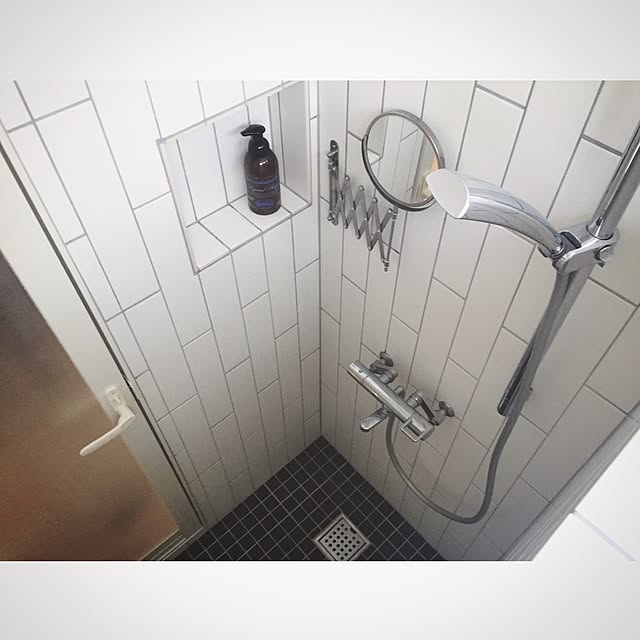 バスルーム,シャワールーム,シャワー,狭小住宅,窓の外から撮影,DIY,タイルDIY,タイル貼り,タイル,Bathroom,ミニマリスト mohayaeteの部屋