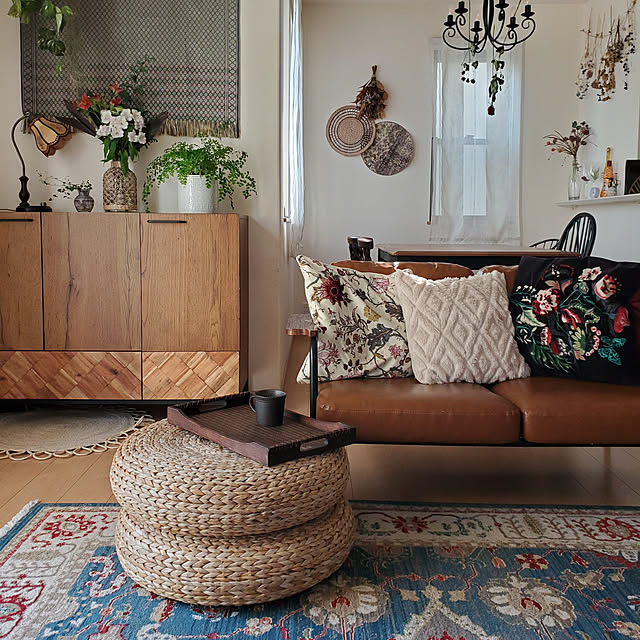 Lounge,サイドテーブル,ボタニカルインテリア,ミックスインテリア,カラフルインテリア,ヴィンテージスタイル,中古住宅,海外インテリア好き,海外インテリアに憧れる,中古住宅でも諦めない,みどりのある暮らし,花のある暮らし,建売を自分好みに♡,建売住宅,お家を楽しむ,きれいめヴィンテージ,観葉植物のある暮らし,ミックススタイル,コーヒータイム,コーヒーテーブル MARIE.color.interiorの部屋
